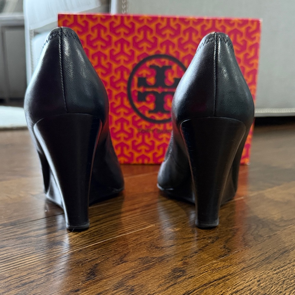 Tory Burch Black Leather Wedge Pumps with Gold Logo - Picture 2 of 7